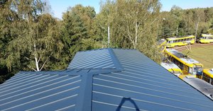 TZB-info - Chcete střechu s nízkým sklonem? Žádný problém pro plechovou krytinu!